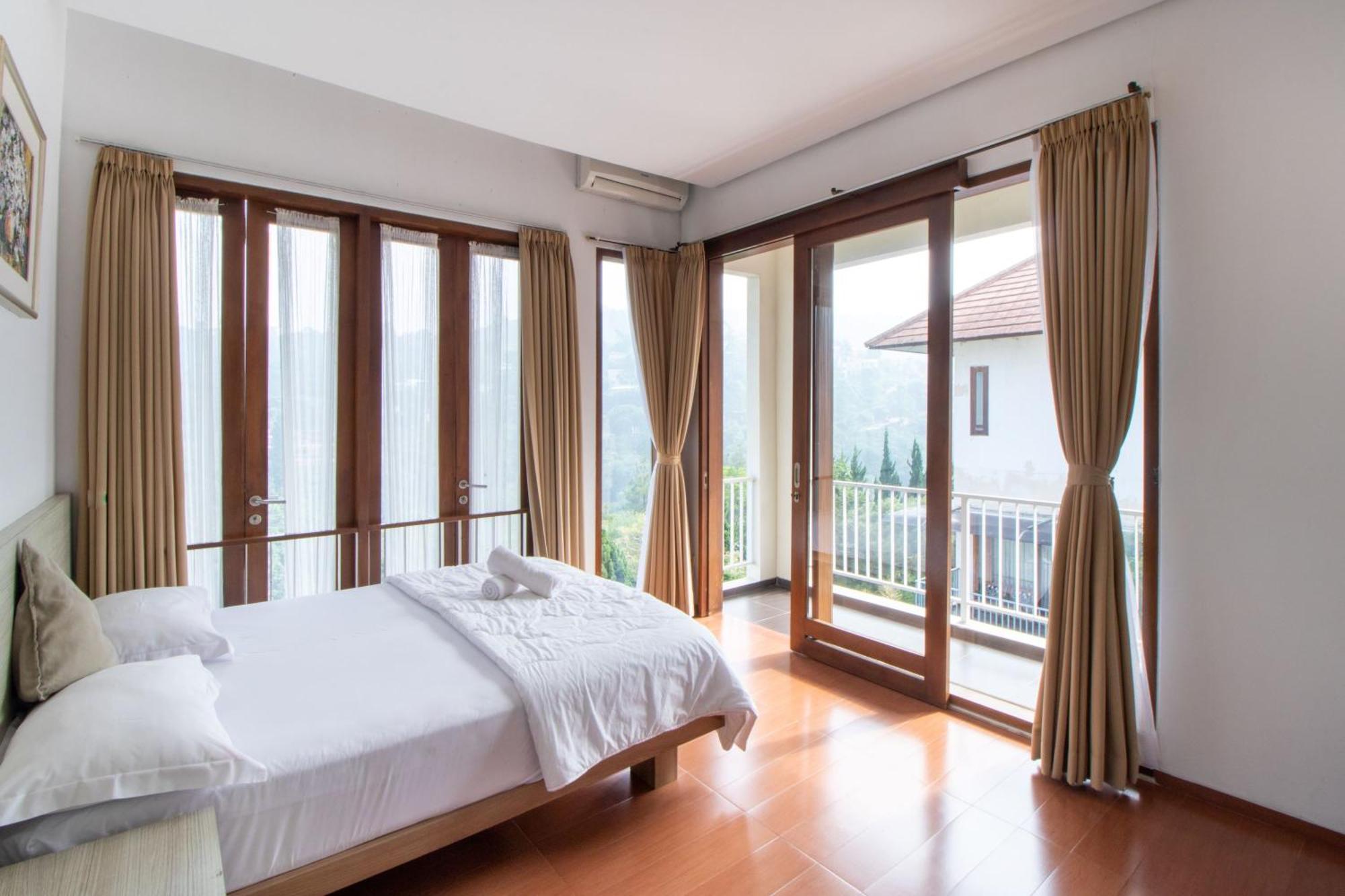 Family Only Large Backyard - De Reiz Kencana Syariah 4br Villa *
