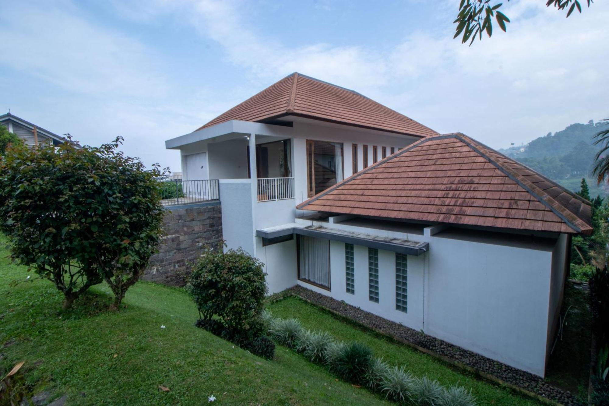 Family Only Large Backyard - De Reiz Kencana Syariah 4br Bandung