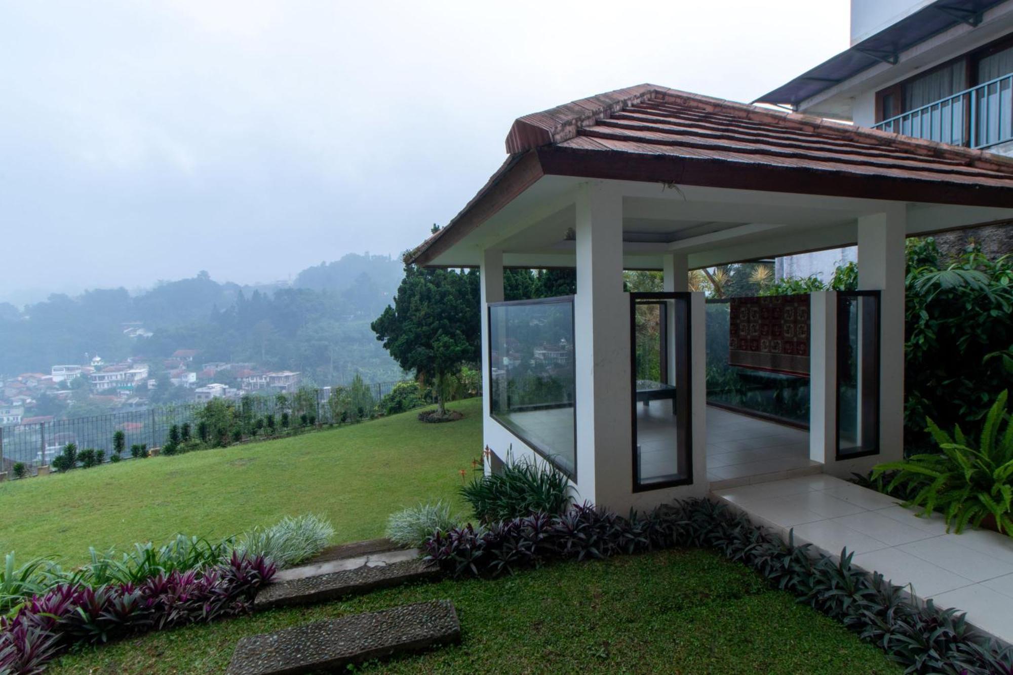 Family Only Large Backyard - De Reiz Kencana Syariah 4br Villa