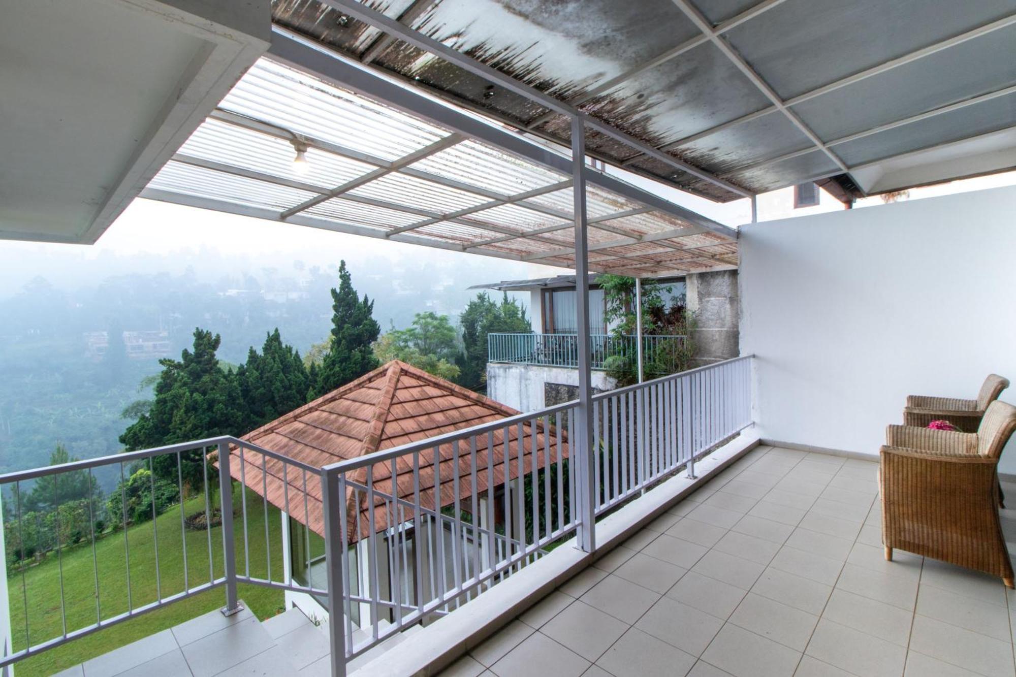 Family Only Large Backyard - De Reiz Kencana Syariah 4br Villa *