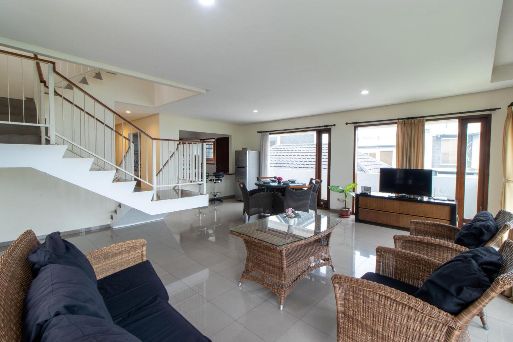 Villa Family Only Large Backyard - De Reiz Kencana Syariah 4br